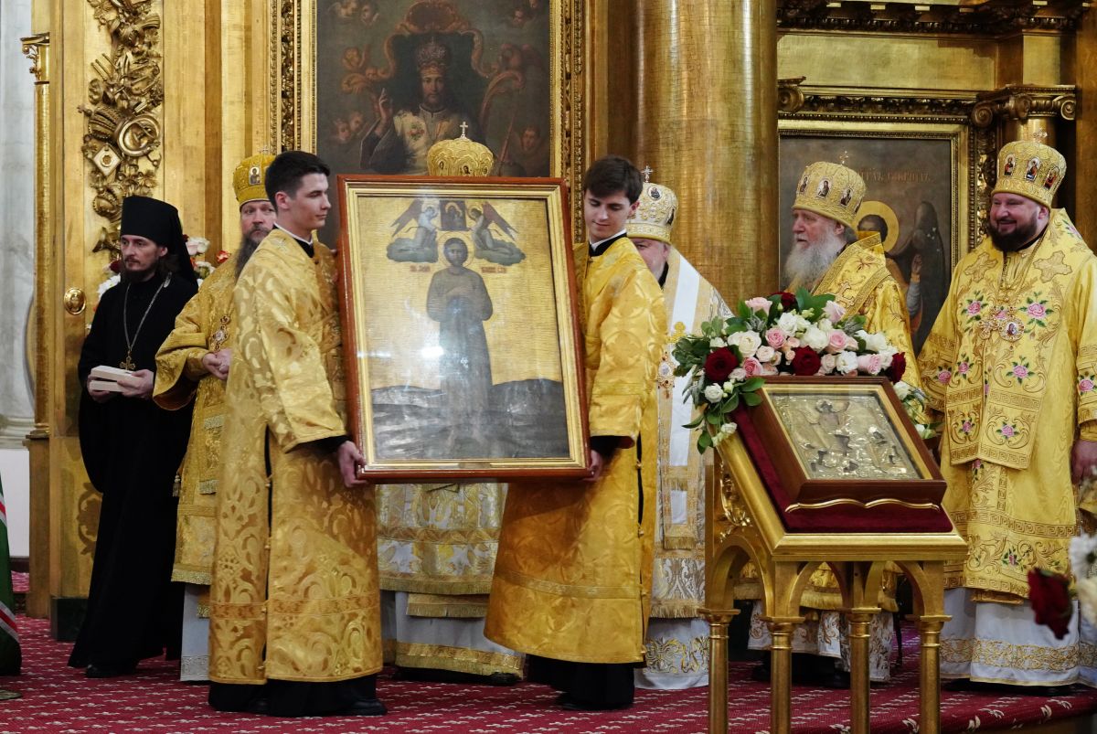 Икона святого Алексия, человека Божия, на руках алтарников