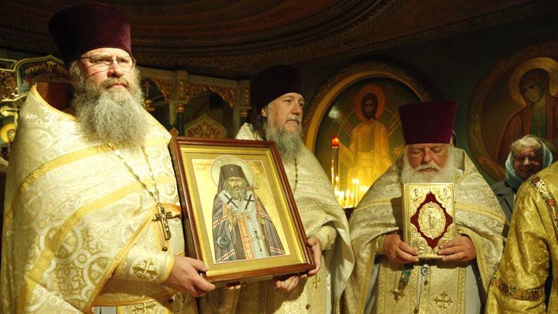 Священнослужители с иконой святителя Иоанна Шанхайского