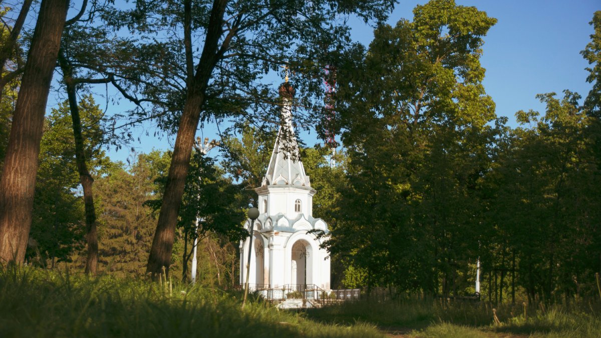 Часовня среди деревьев