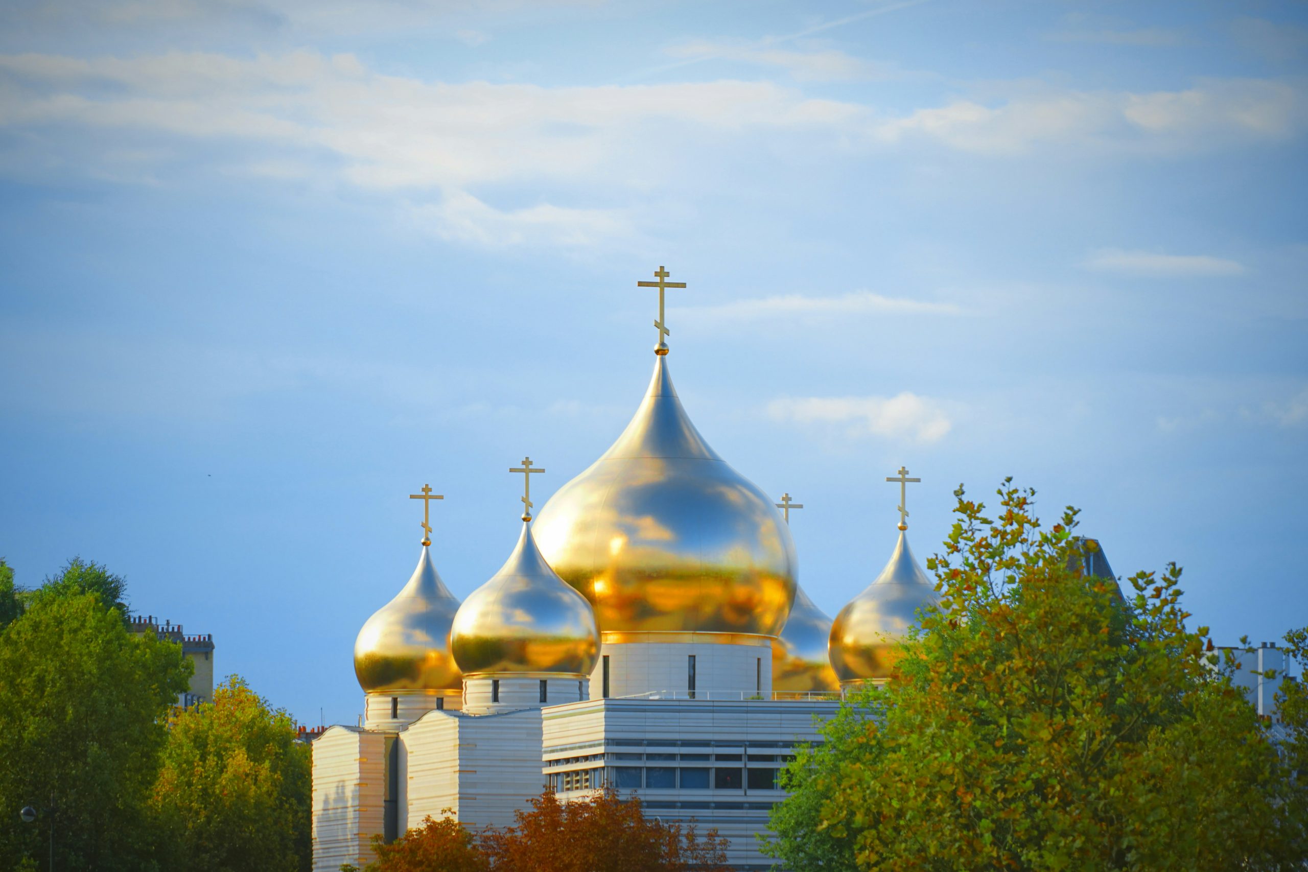 Купола православного храма на фоне голубого неба