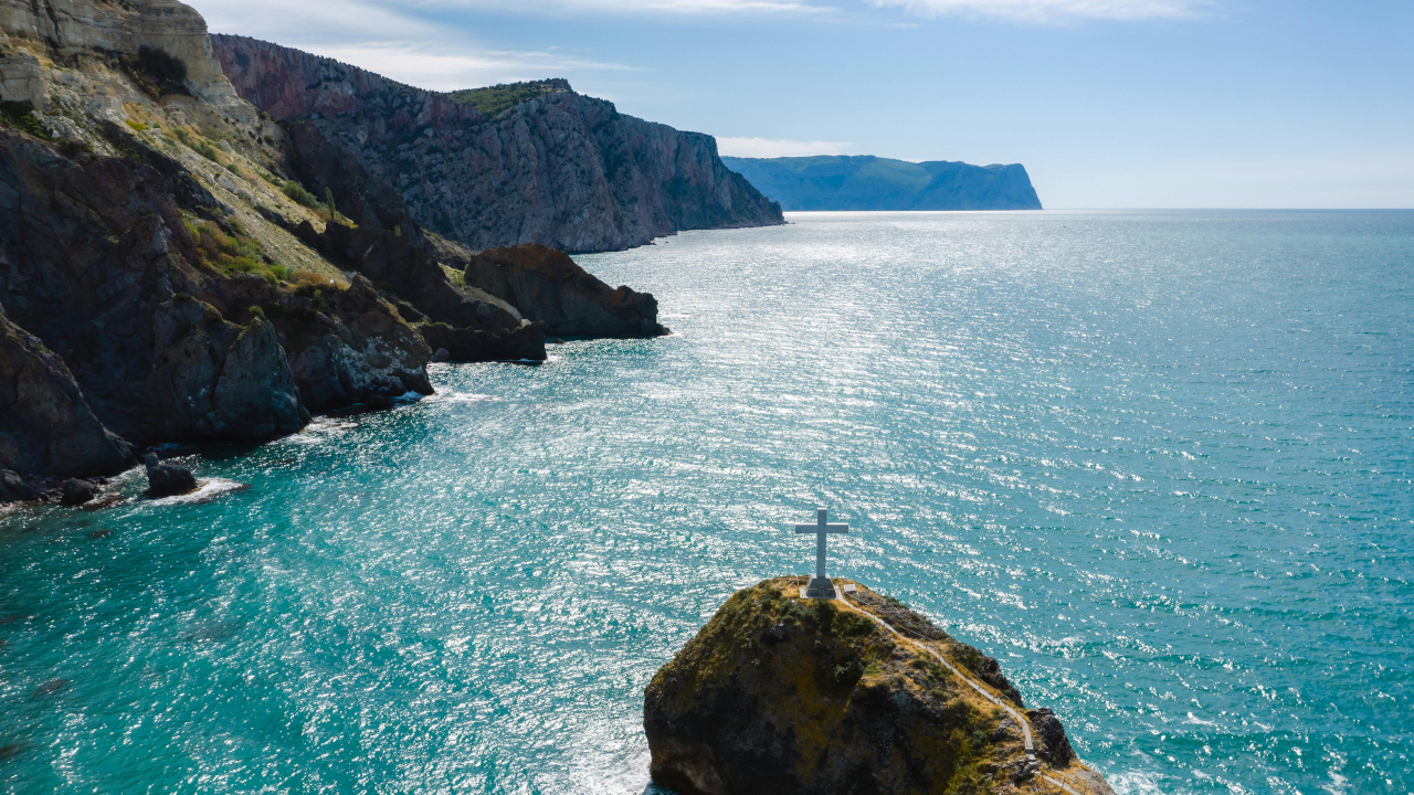 Бухта черного моря со скалой с крестом по середине