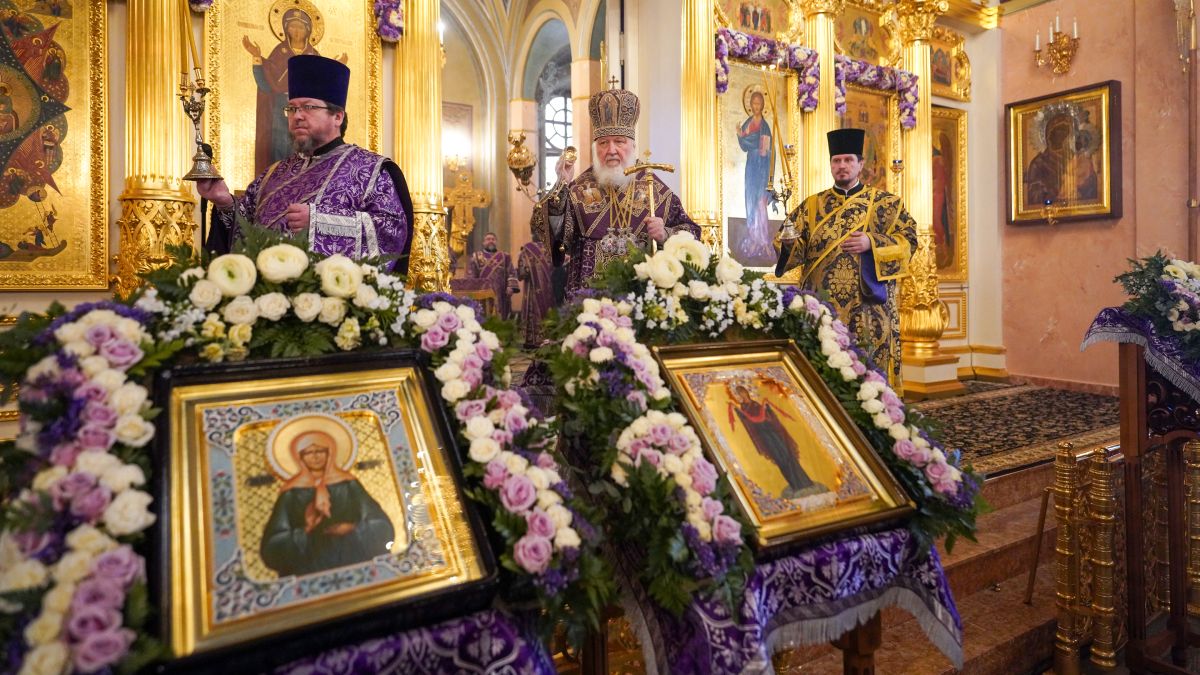 Иконы Покрова Пресвятой Богородицы и Блаженной матроны Московской в центре храма