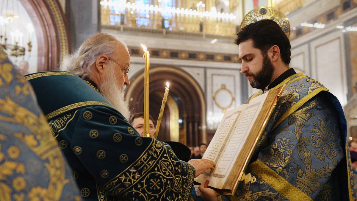 Патриарх Кирилл читает Евангелие