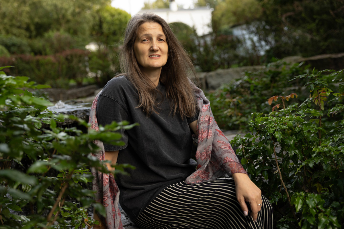 Женщина на альпийской горке