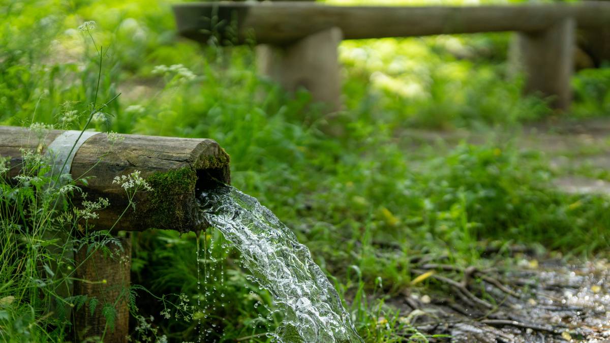 Вода течет из трубы