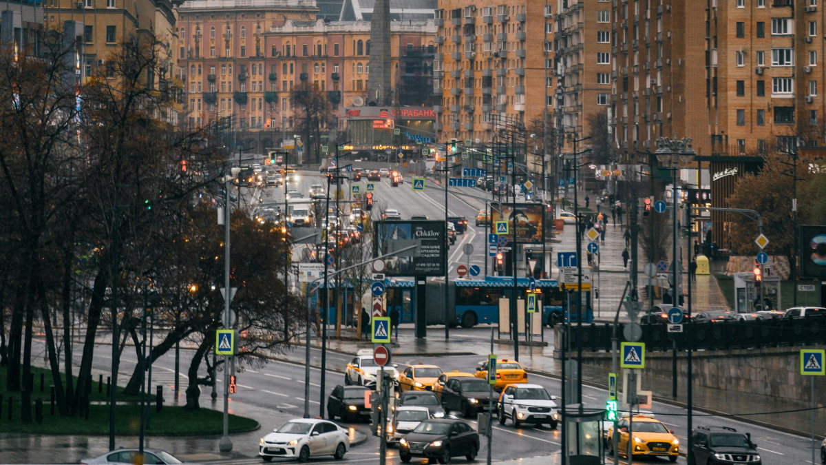 Городская улица с автотранспортом