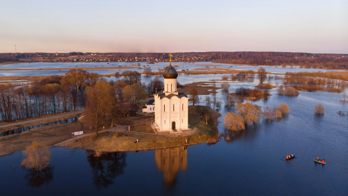 Храм в половодье