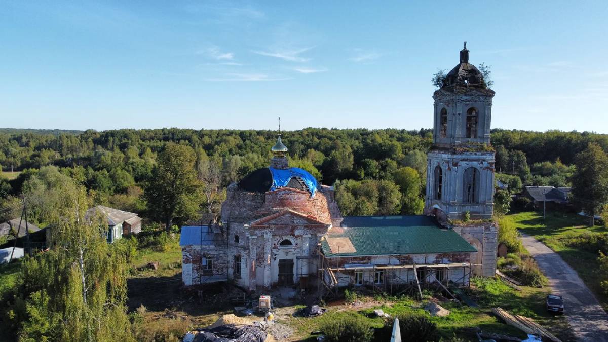 Полуразрушенный храм святителя Николая в селе Монаково