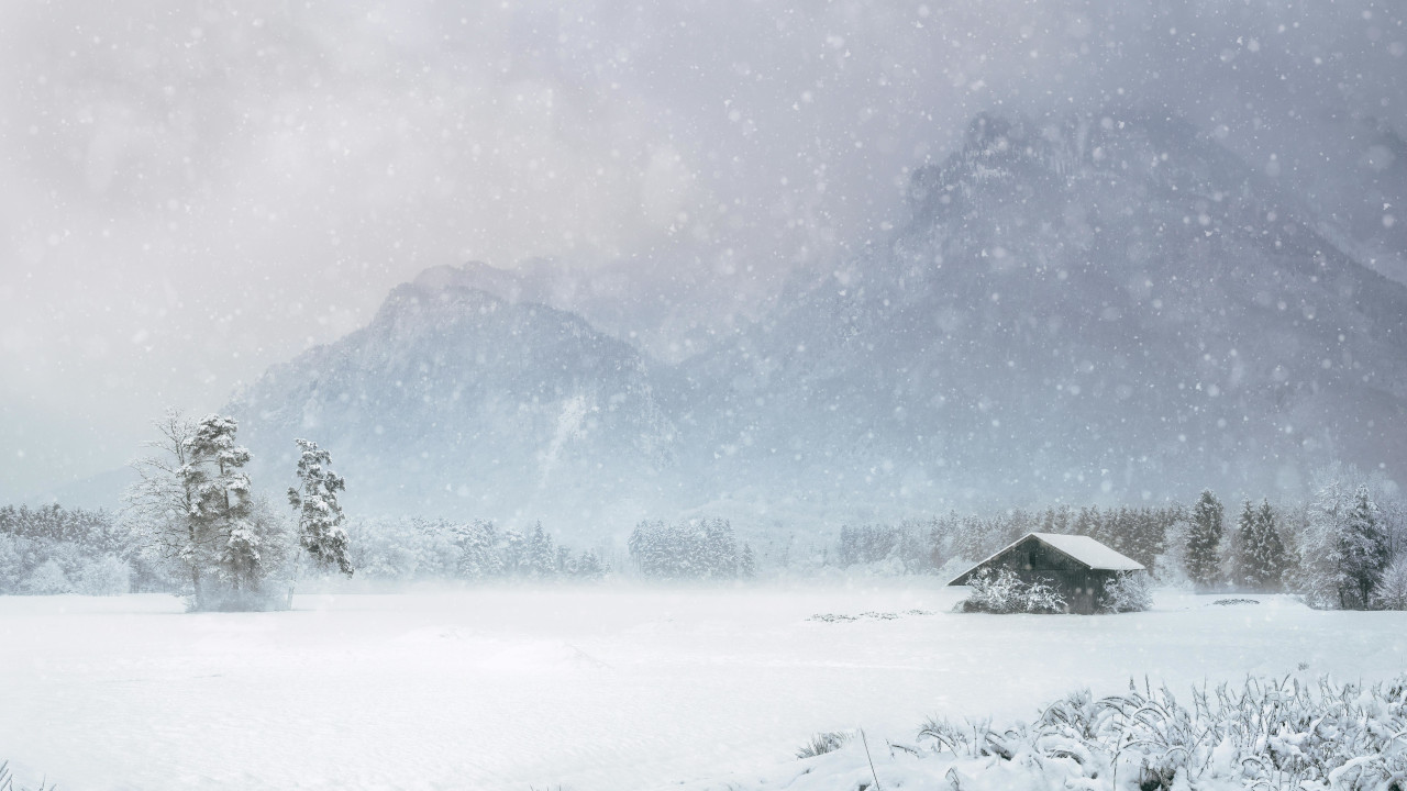 Деревянный домик под снегом в горах