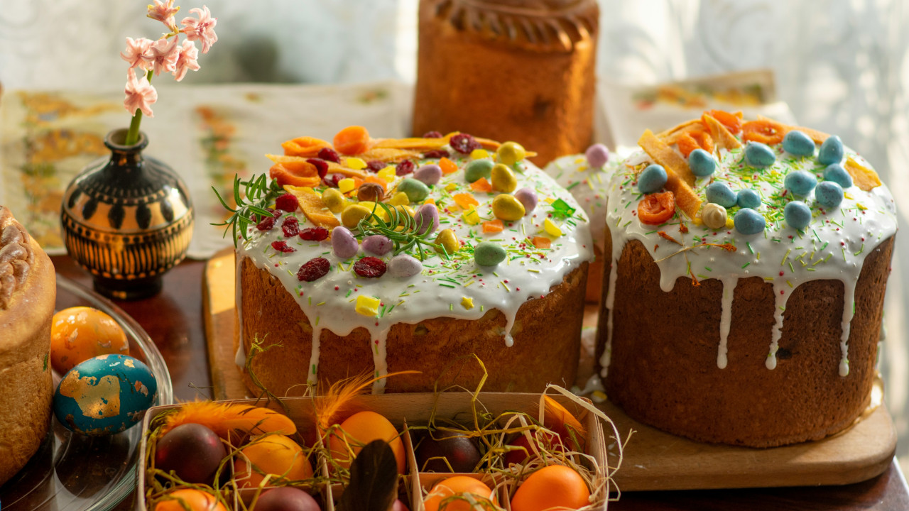 Пасхальные угощения: куличи и крашенные яйца