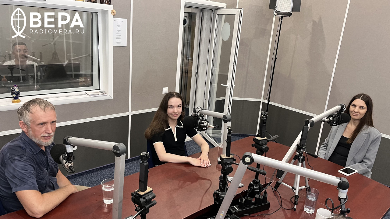 Александр, Наталья и Варвара Якунины в студии Радио ВЕРА