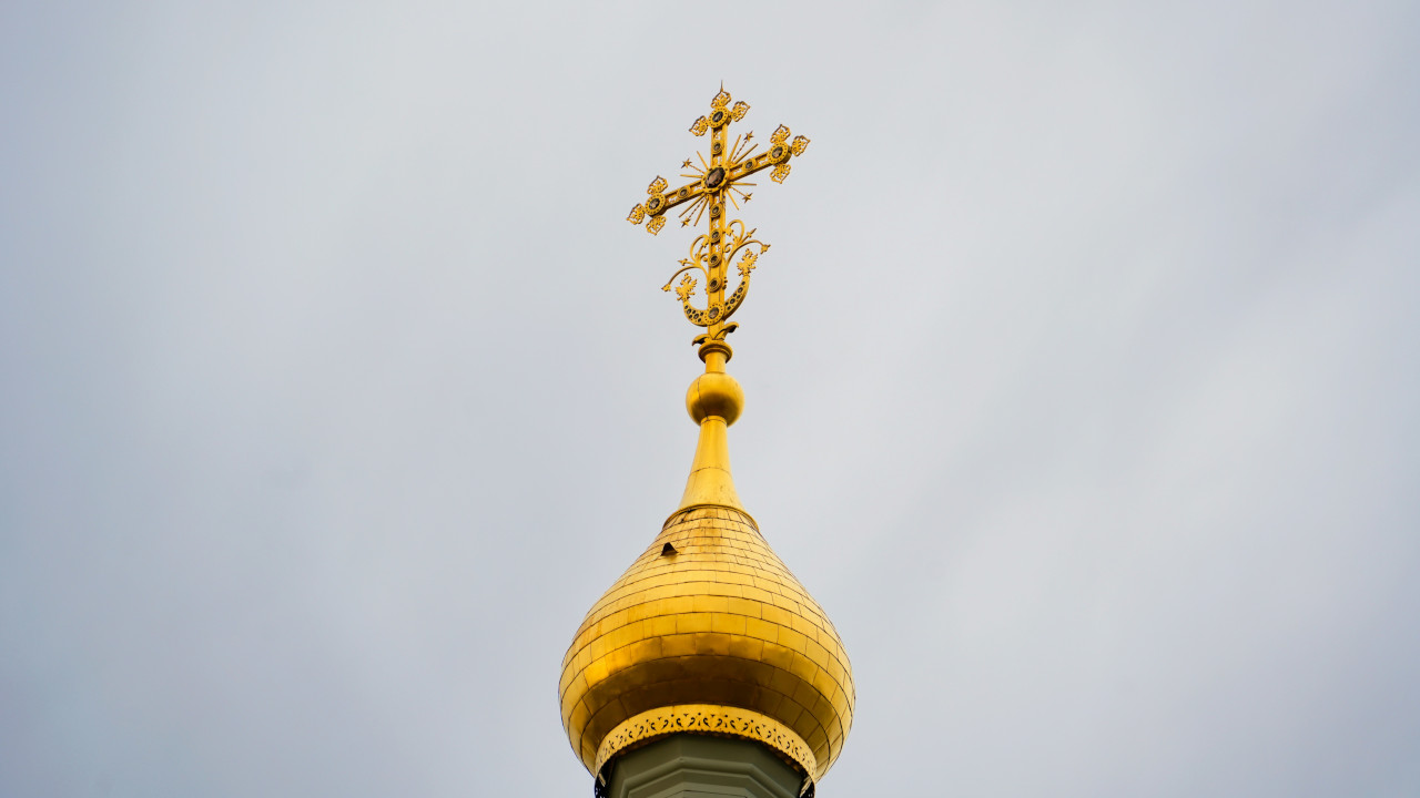 Золотая маковка церкви с крестом