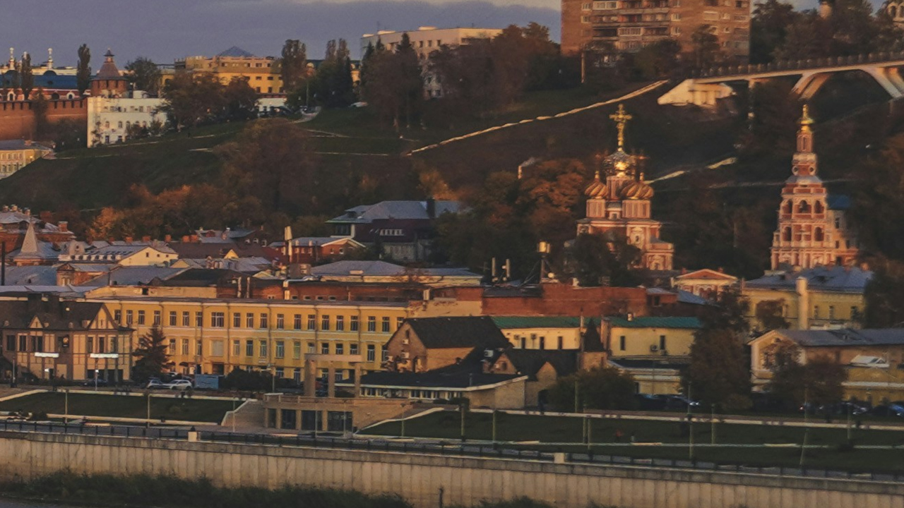 Краснокирпичная церковь возвышается над городом