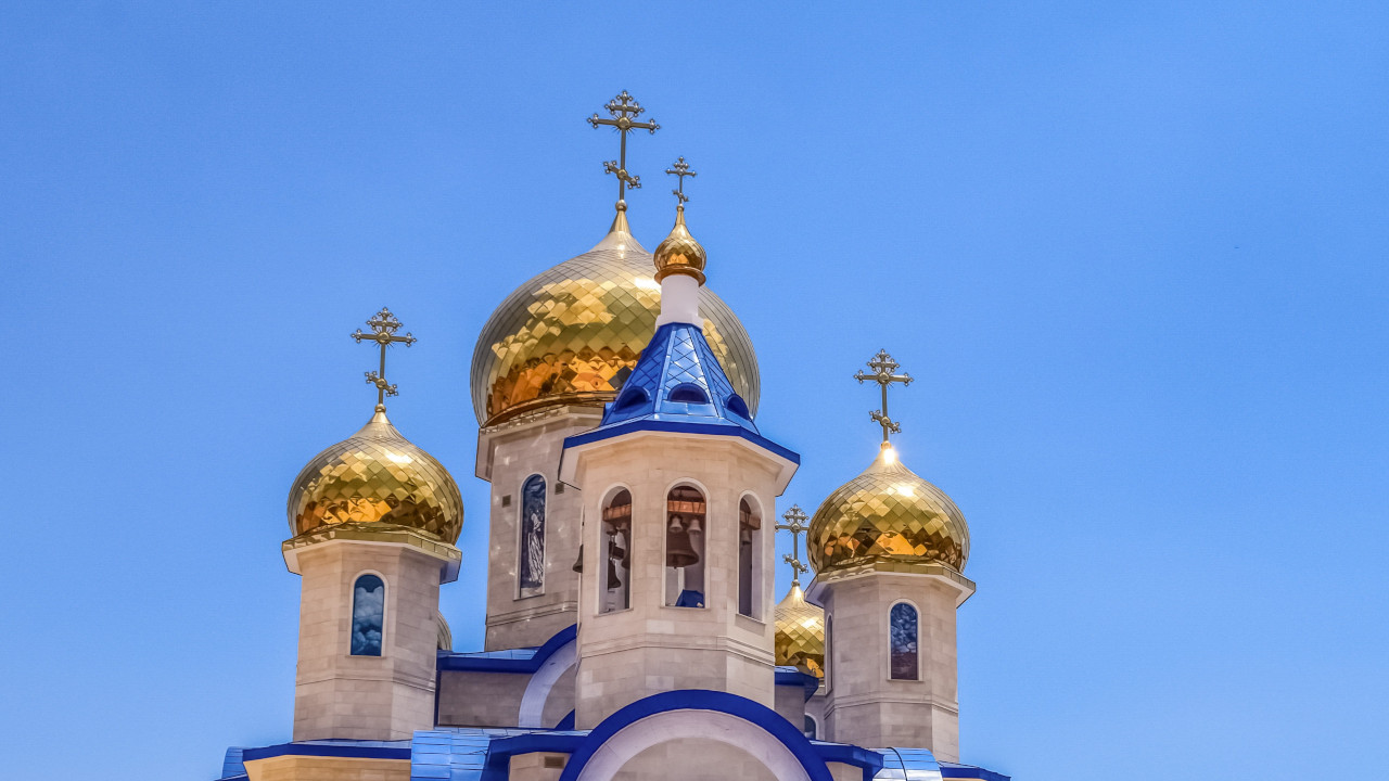 Белокаменные маковки с синей крышей и золотыми куполами