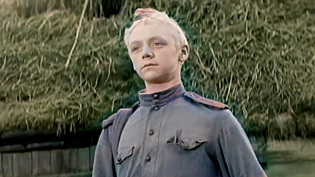 Молодой парень с белыми волосами, в военной форме