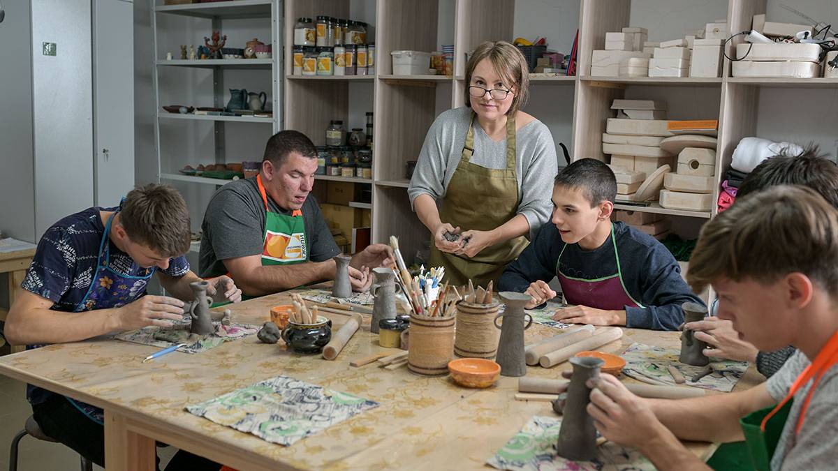 Молодые ребята работают в гончарной мастерской