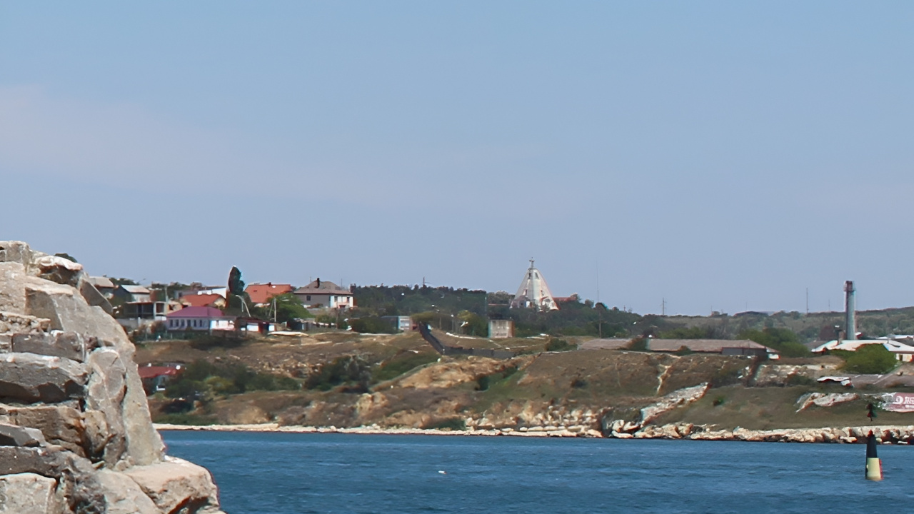 Город расположенный на побережье моря