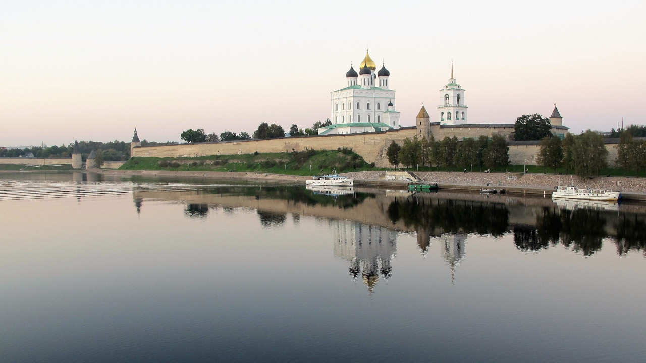 Кремль с возвышающимся над ним белокаменным собором
