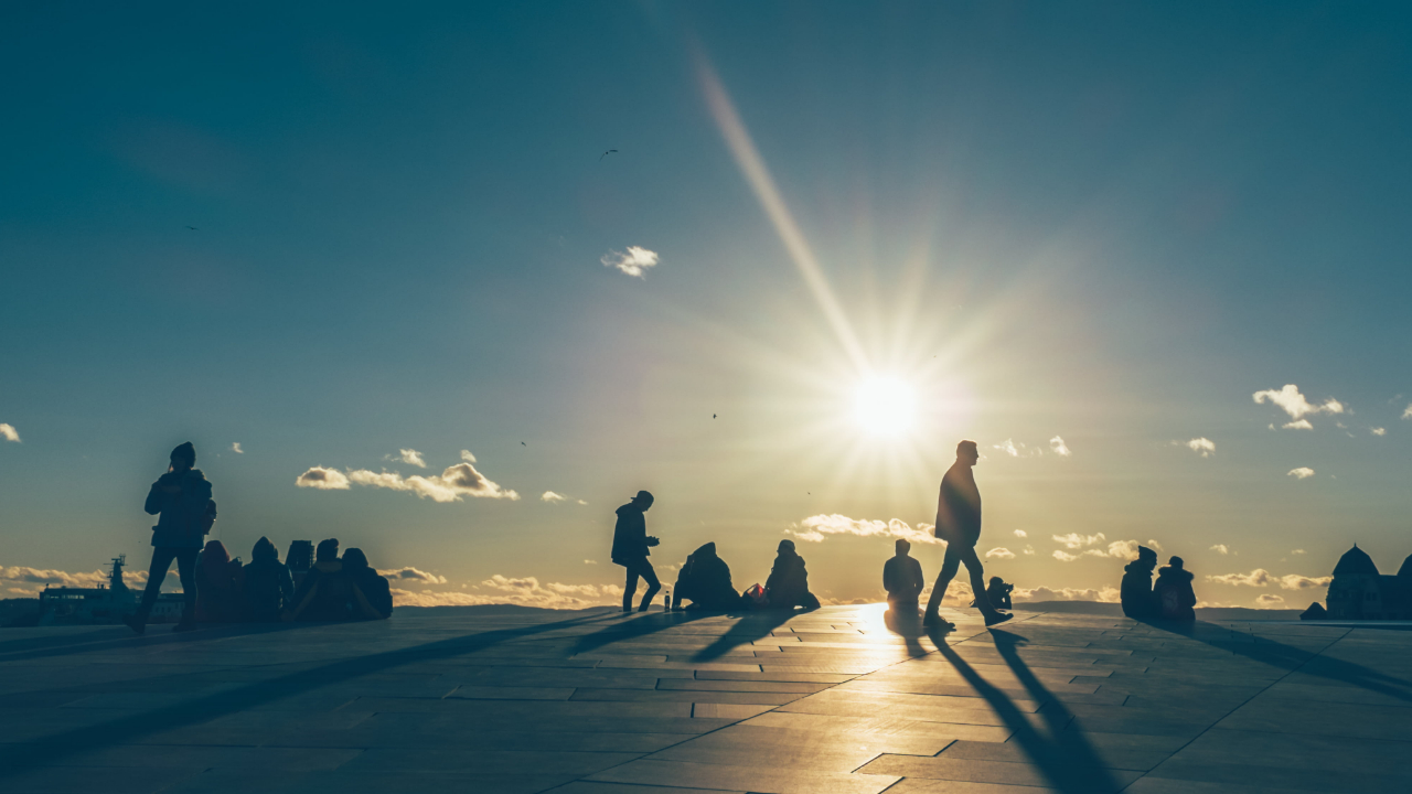 Люди идущие по улице