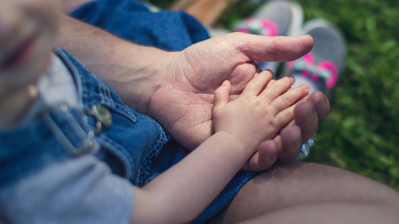 Детская ручка во взрослой руке