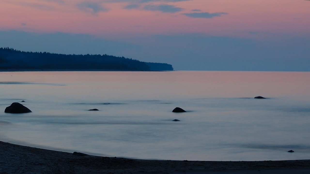 Озеро с выступающим мысом в далеке