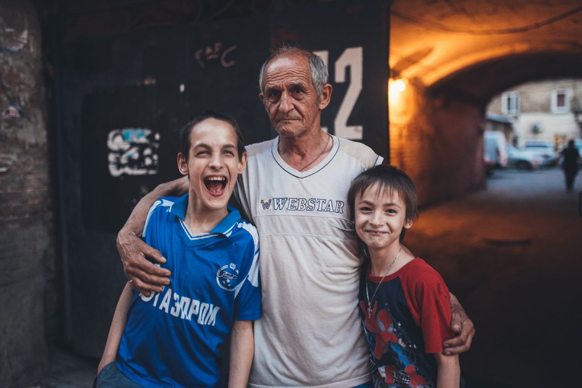 Мужчина с двумя подростками