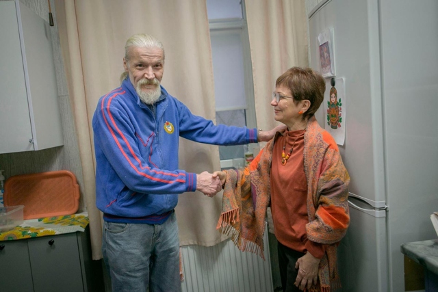 Пожилой мужчина держит за руку женщину