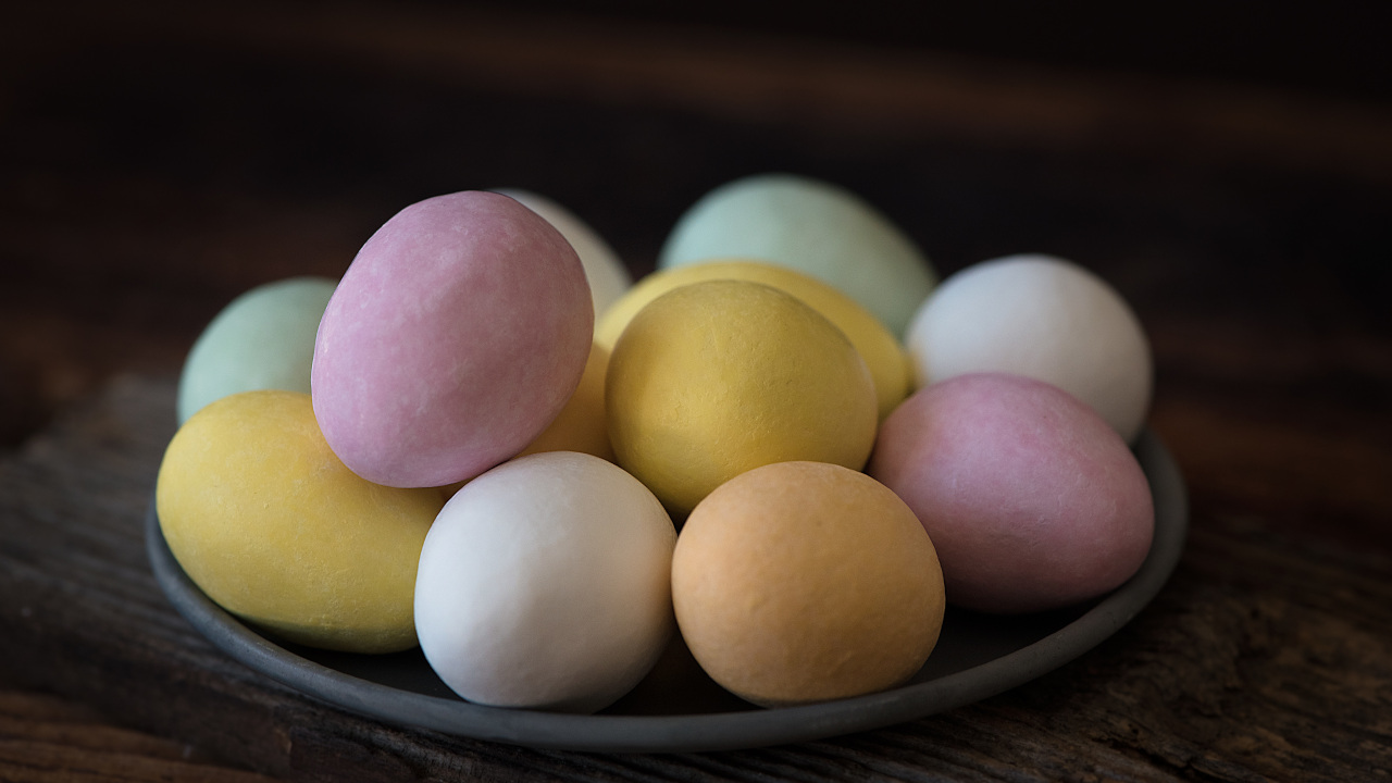 Крашенные яйца в тарелке на столе