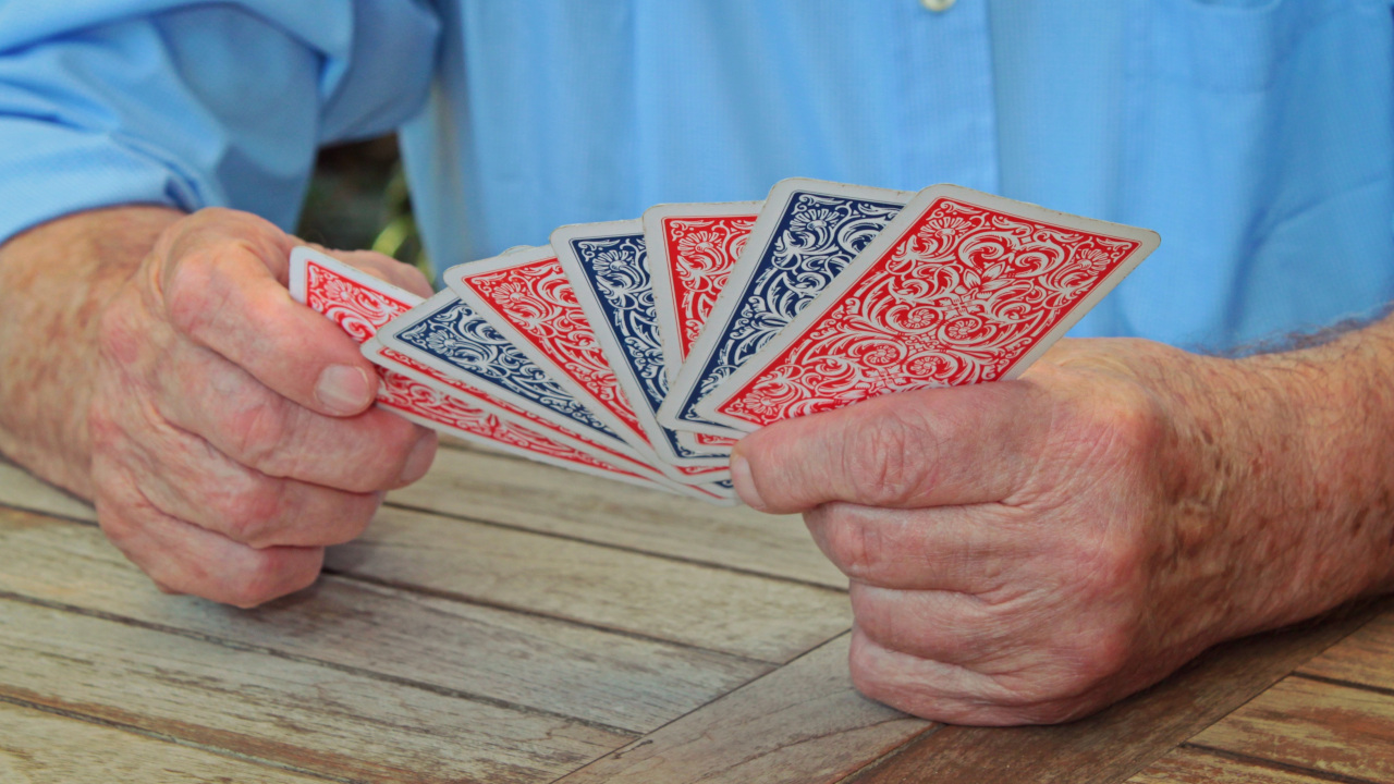 Игральные карты в руках мужчины