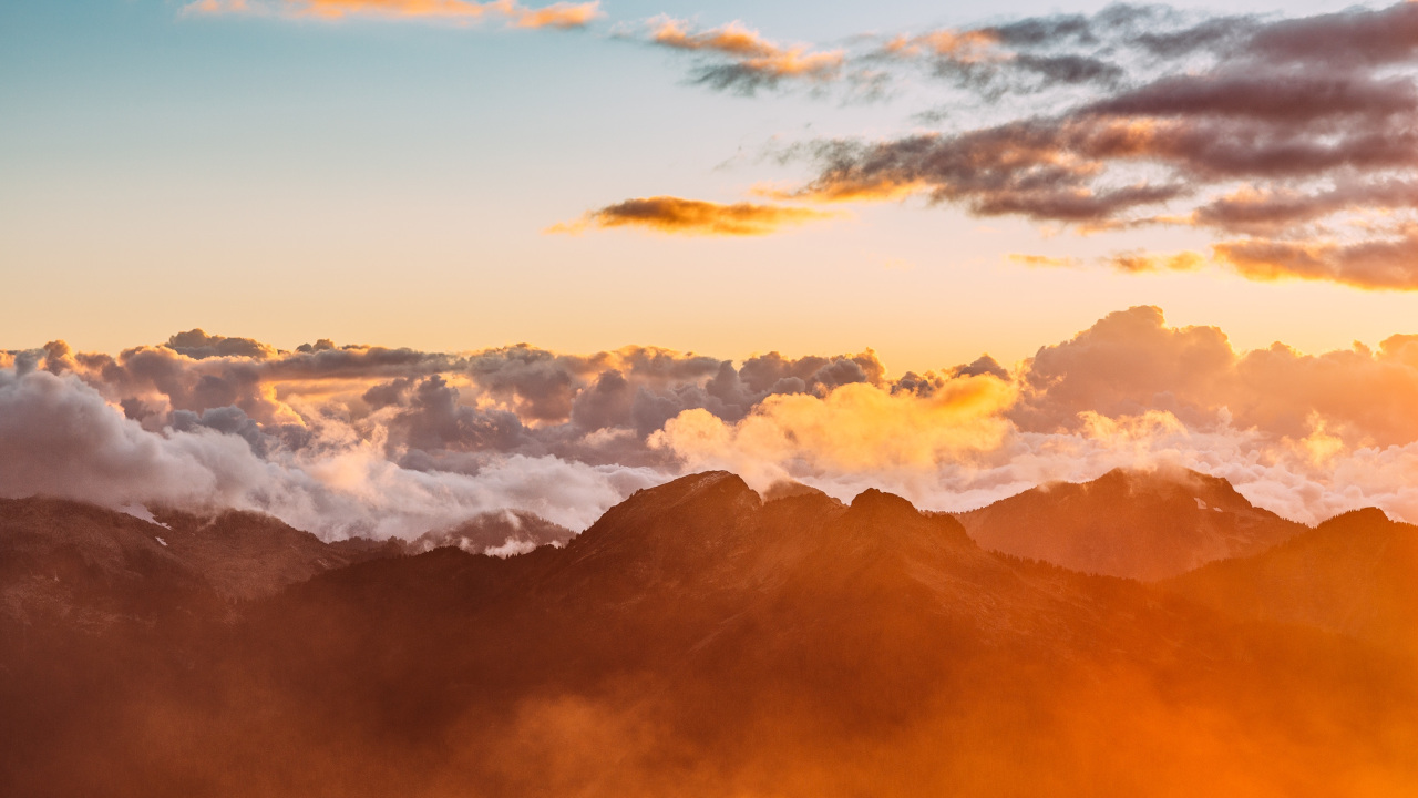 Оранжевый рассвет в горах