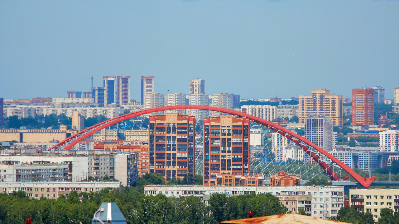 Вид на город и ажурный, красный мост