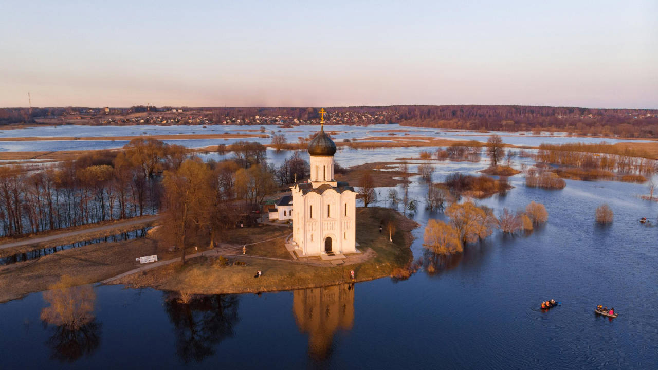 Белокаменная церковь на заливных лугах