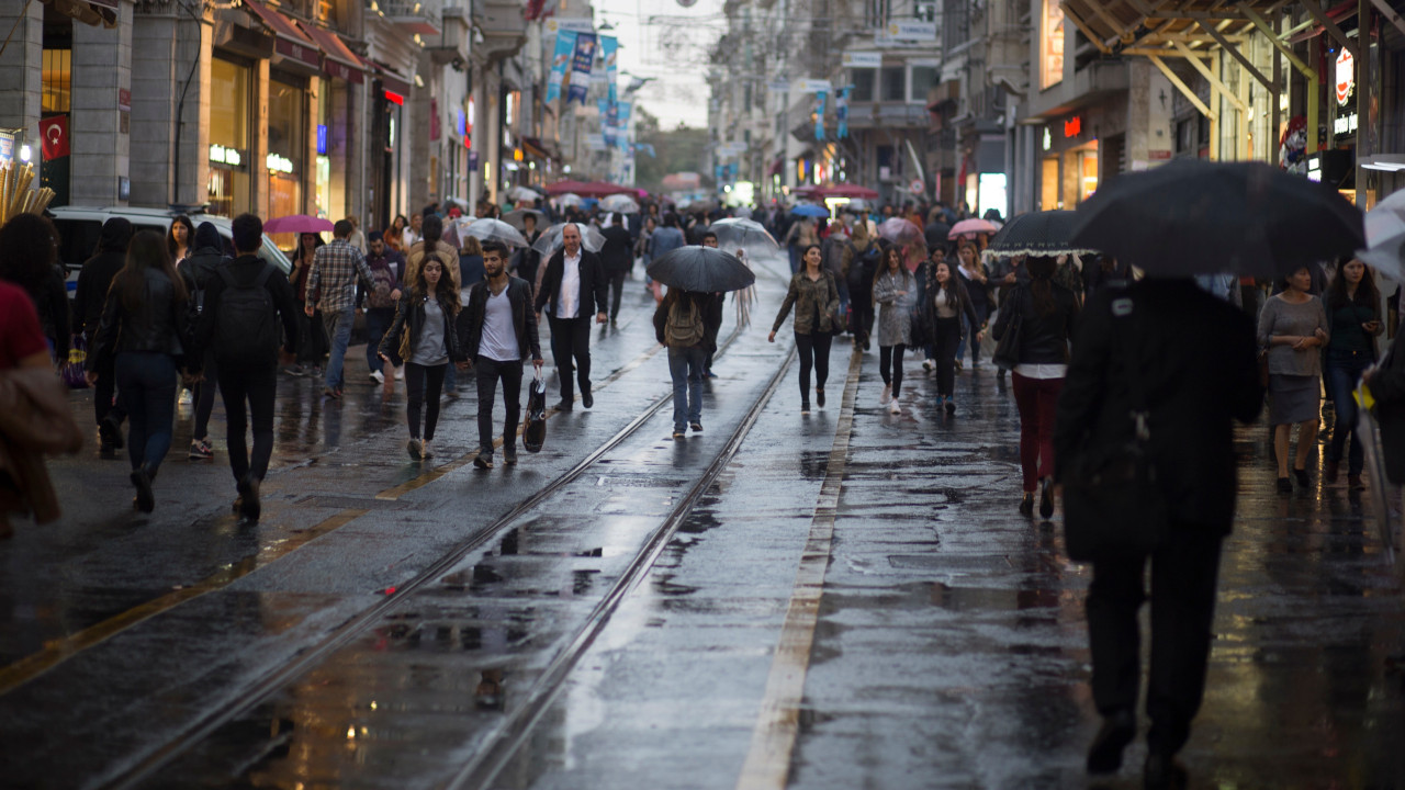 Люди под дождём с зонтами