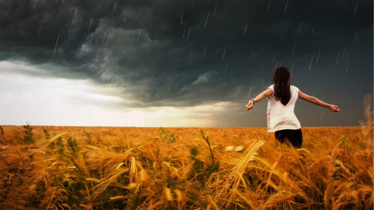 Девушка в поле перед грозой