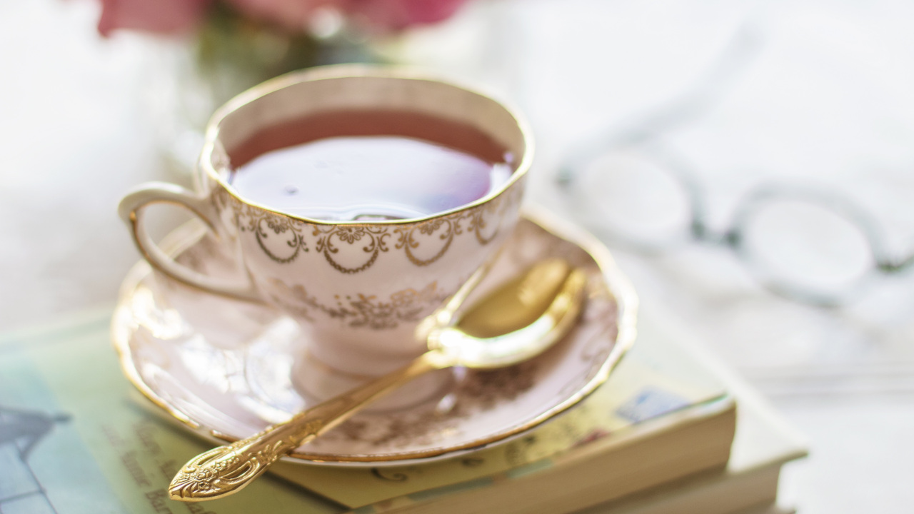 Чай в чайной чашке: стоящий на книге