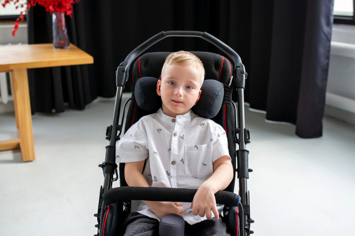 Мальчик Федя в детской коляске