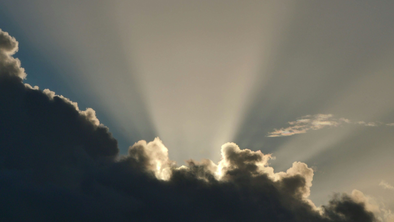 Солнечные лучи пробивают тучи