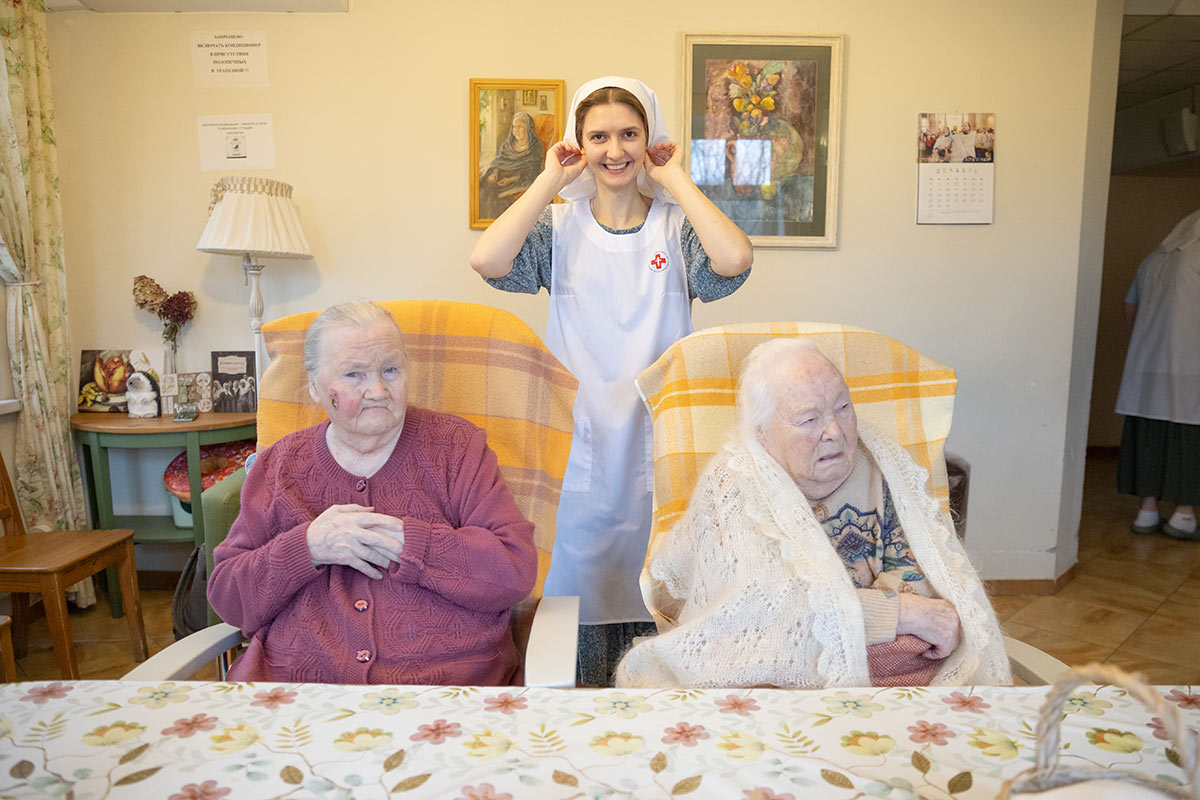 Две бабушки и сестра милосердия