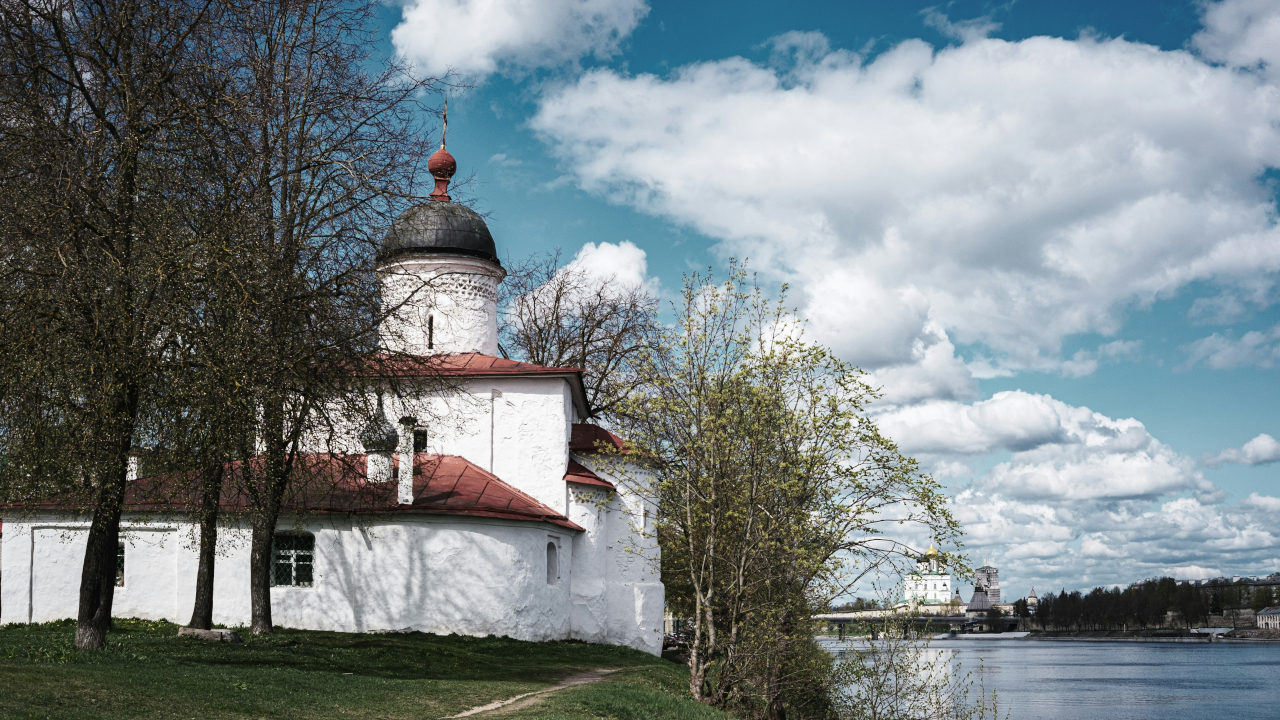Церковь на берегу реки