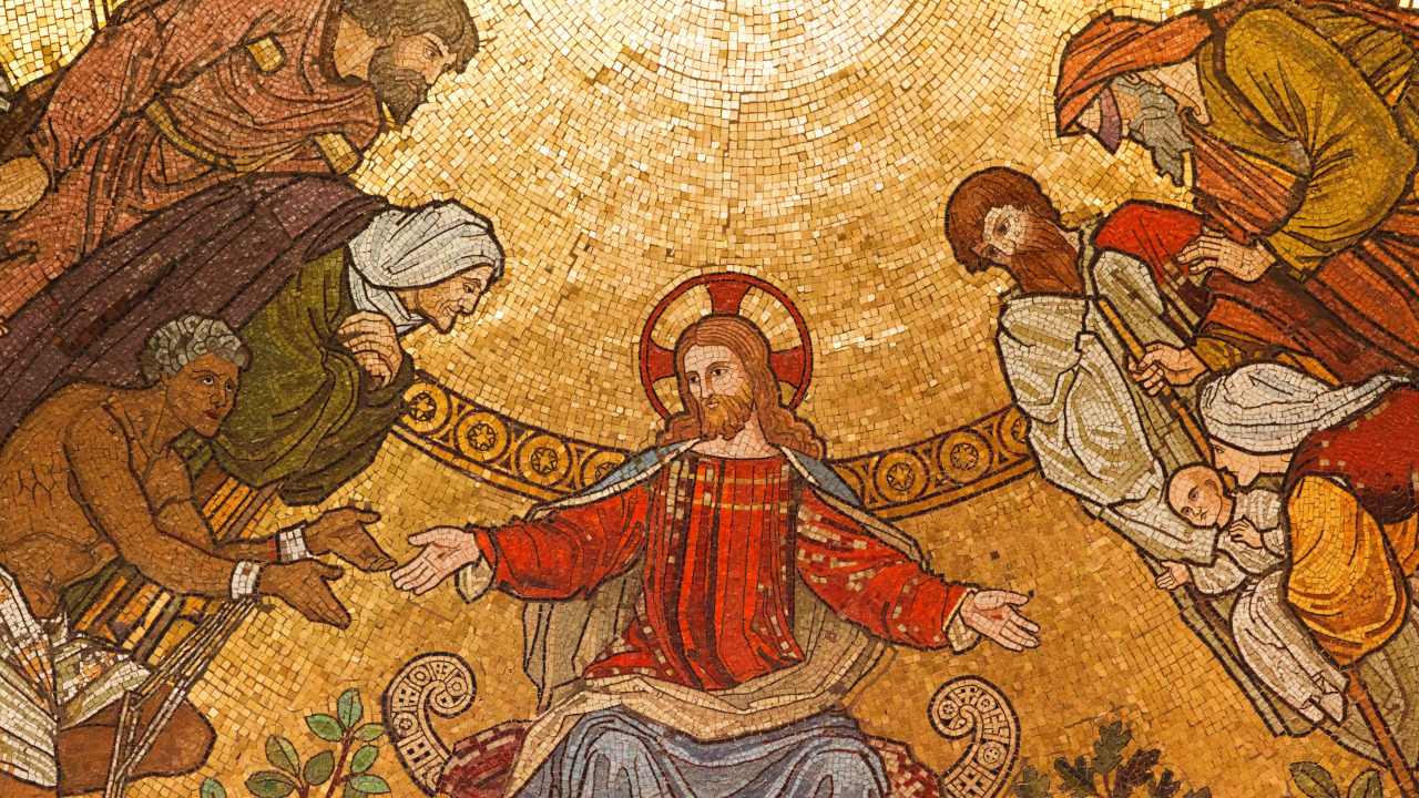 Иисус Христос в окружении людей: мозаика в церкви