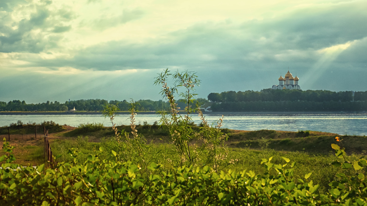 Церковь на берегу реки Волги, стоит на возвышении, как бы паря над лесом.