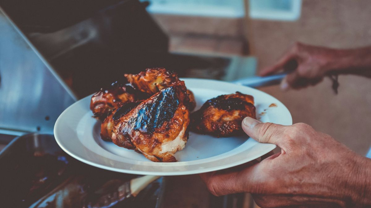 Жареное мясо на тарелке