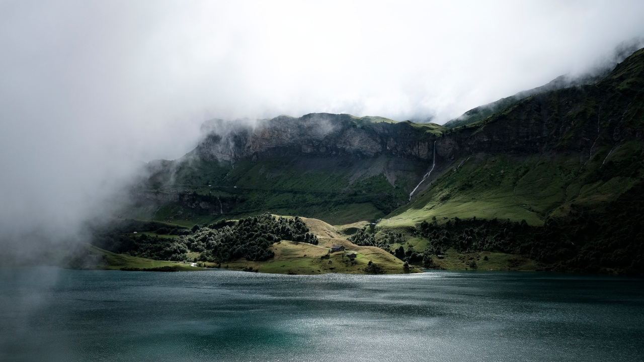 Берег земли проступивший из-за тумана