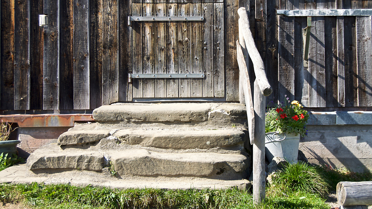 Крыльцо деревянного дома