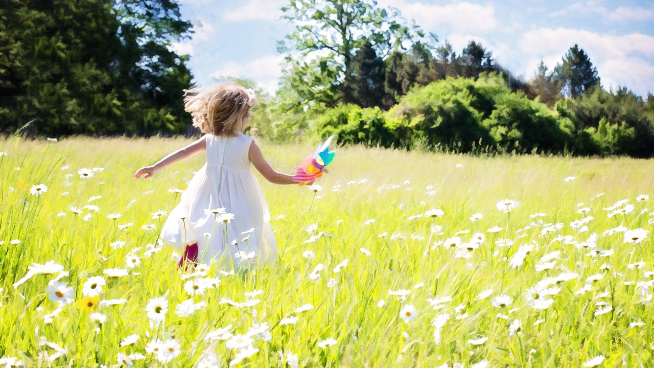 Девочка бежит по солнечному лугу