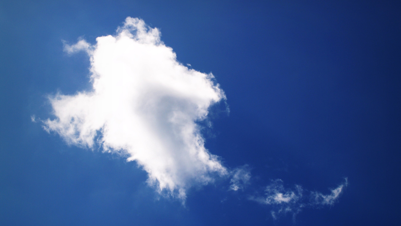 Белое облако на ярко-синем небе