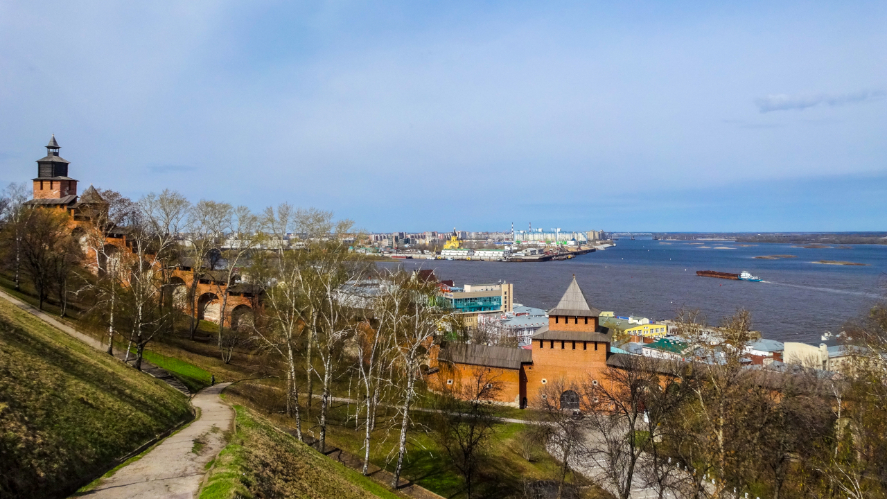 Вид на стену кремля и реку в далеке