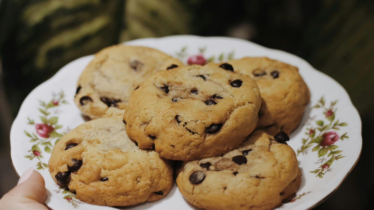 Печенье с шоколадом на тарелке