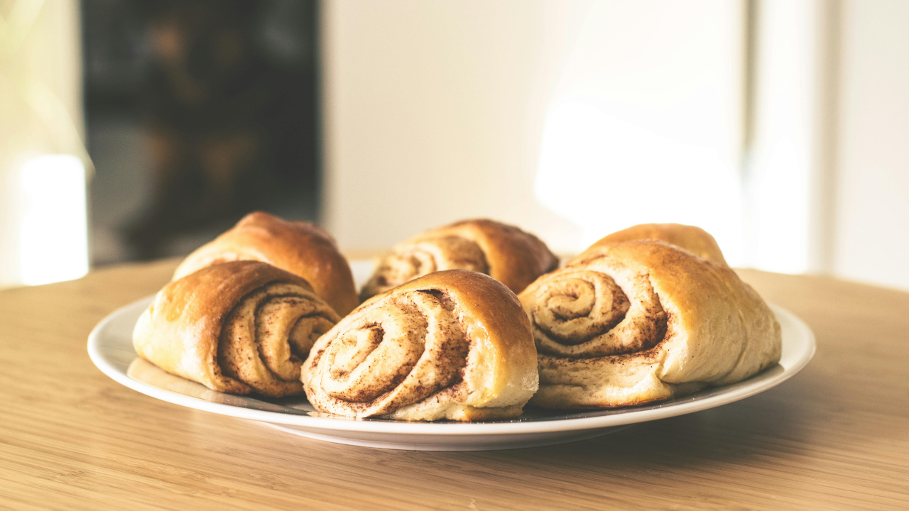 Сдобные булочки лежат на тарелочки