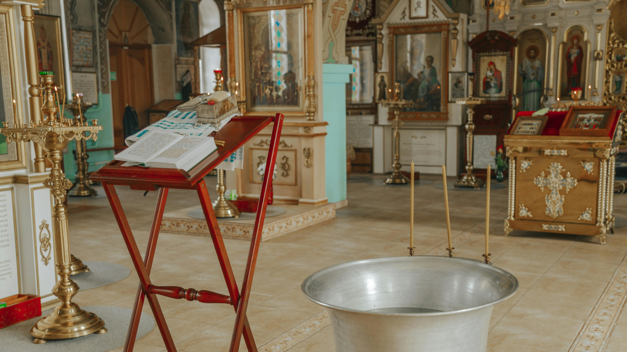 Подготовленная купель для крестин в церкви